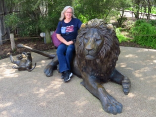 Juli with the bronze lion.